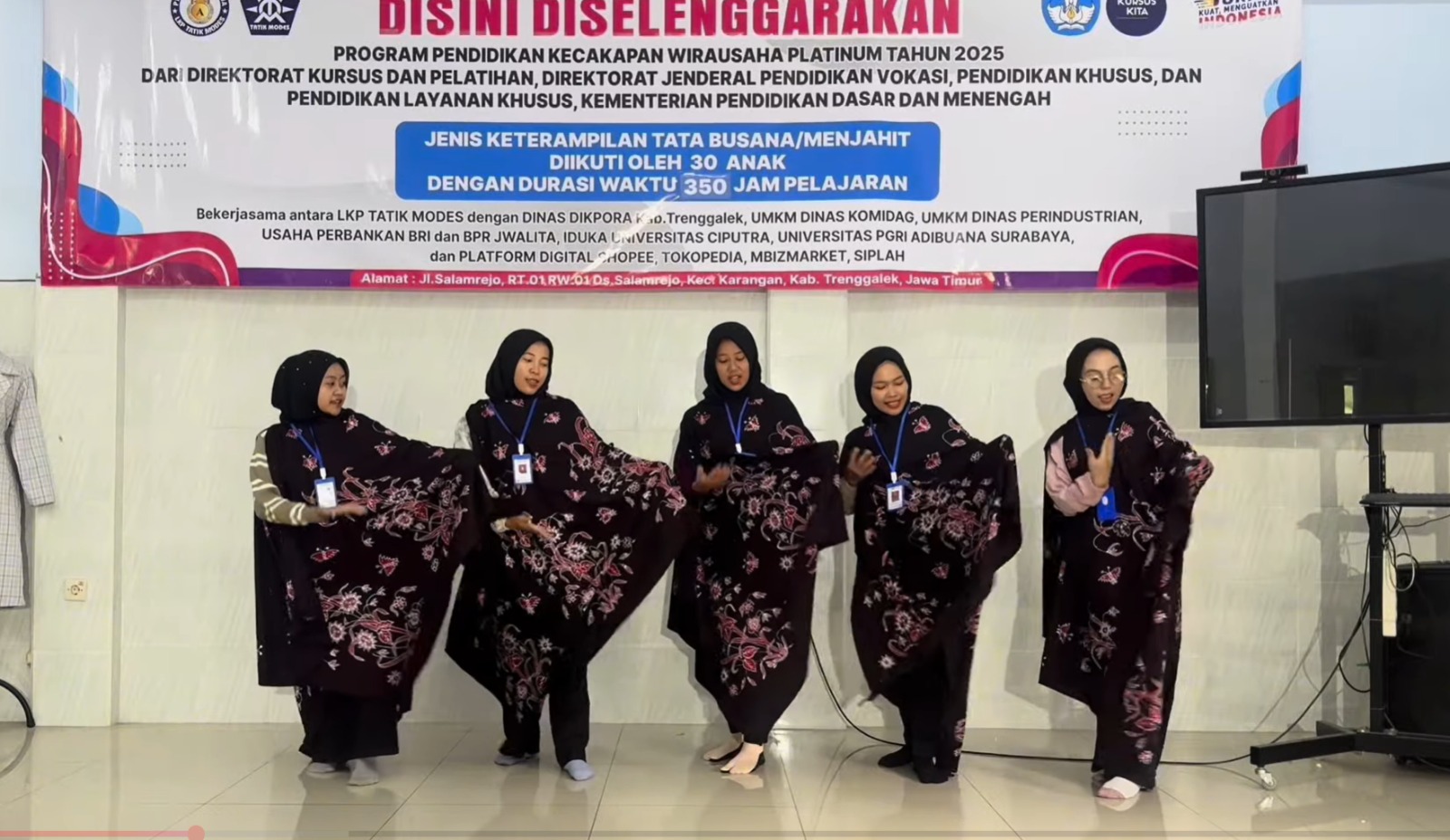 Menjahit Mimpi, Jalan Nyata Menuju Wirausaha Muda dengan PKW LKP Tatik Modes