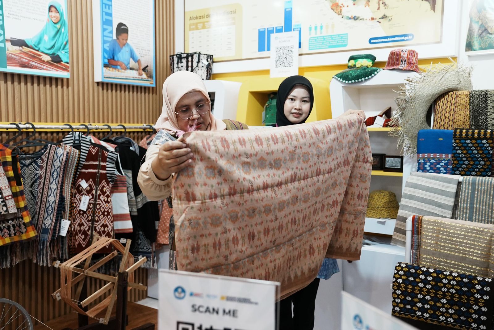 Kiprah Lulusan Program PKW Tekun Tenun: Melestarikan Budaya, Menggerakkan Ekonomi Lokal