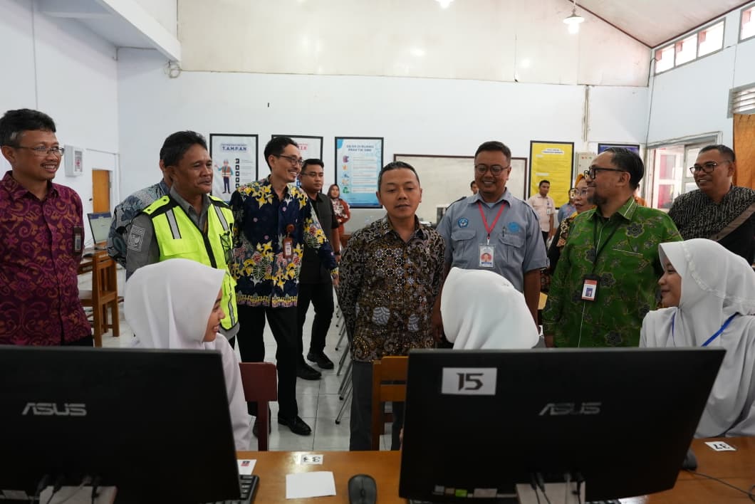 Wamendikdasmen Pantau TKA di SMKN 2 Makassar, Koordinasi Antarsekolah Berjalan Lancar