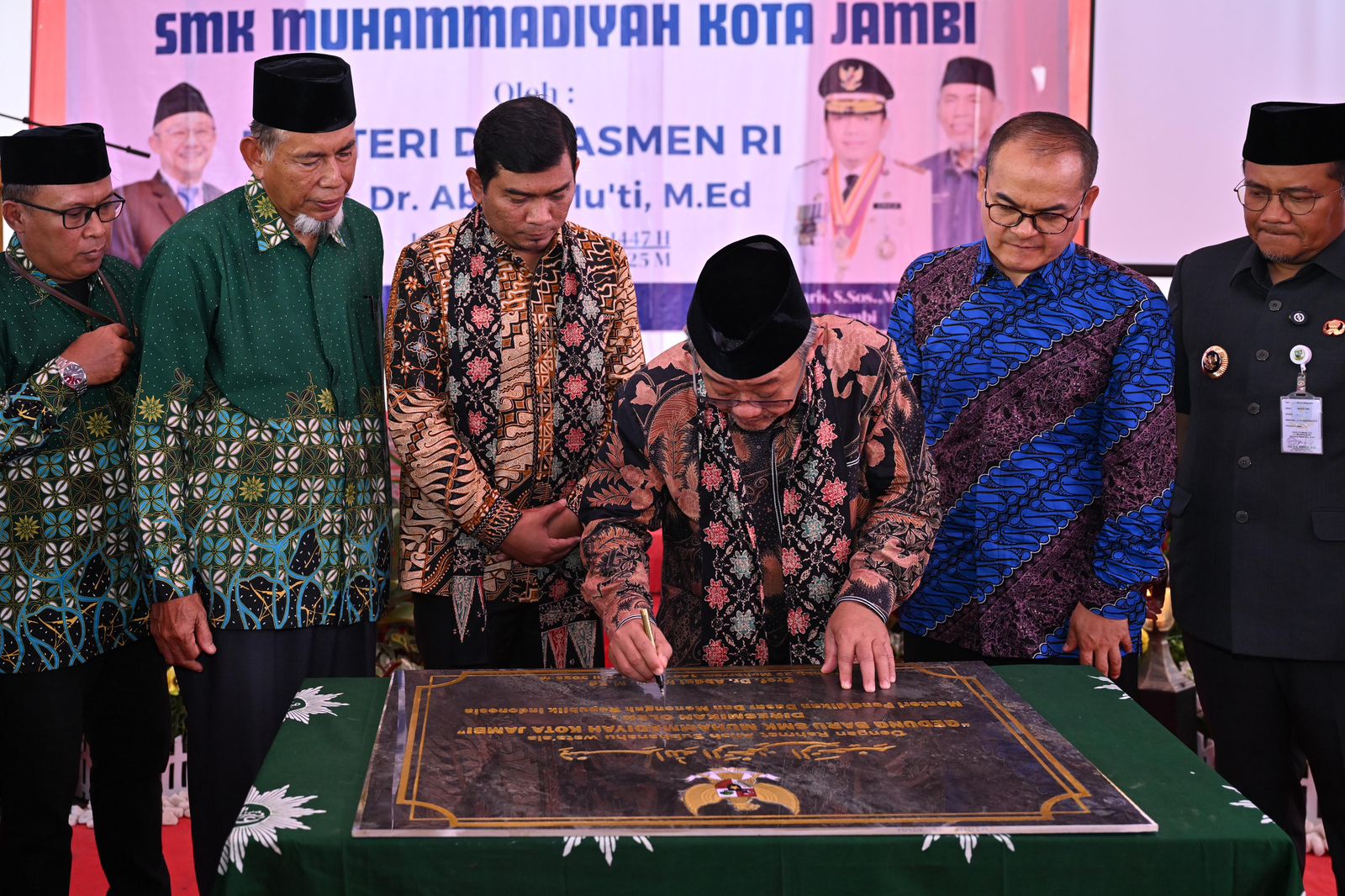 Dorong Kemandirian Sekolah, Mendikdasmen Resmikan 4 SMK Jadi BLUD