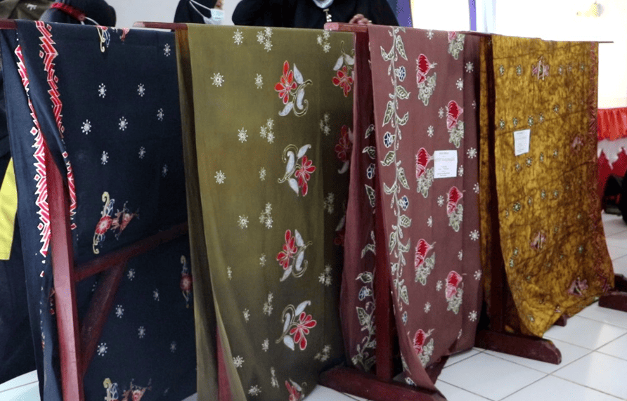 Angkat Warisan Budaya, SMKN 3 Bima Kembangkan Produk Batik Mantika