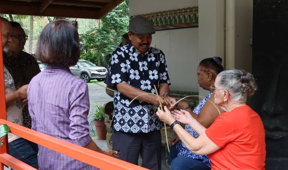 Widyaiswara BBPPMPV Seni Budaya Perkenalkan Seni Bambu dan Kelapa di Kaledonia Baru