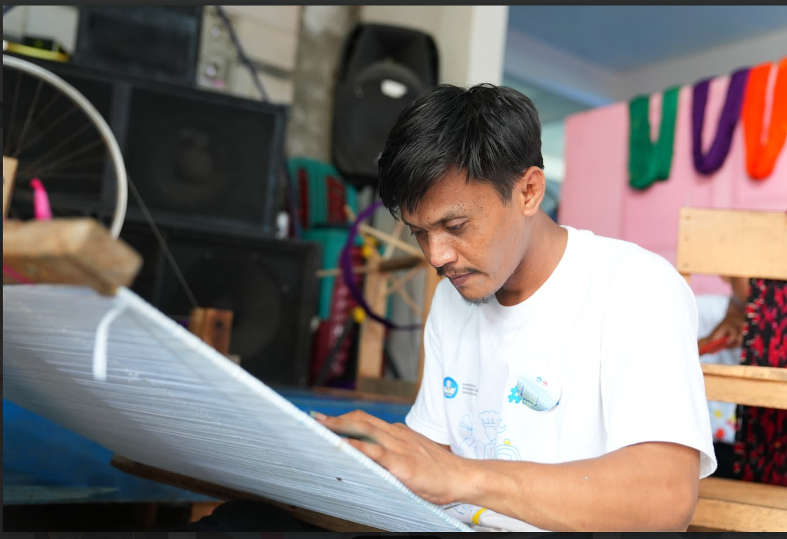 Ketika Ramai-Ramai Remaja Pria Belajar Tenun Melalui Program PKW