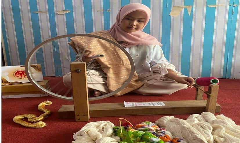 Aktif Menenun Kain Gebeng, Alumnus PKW Tekun Tenun Ini akan Berbagi Ilmu Memintal Benang di HUT ke-45 Dekranas