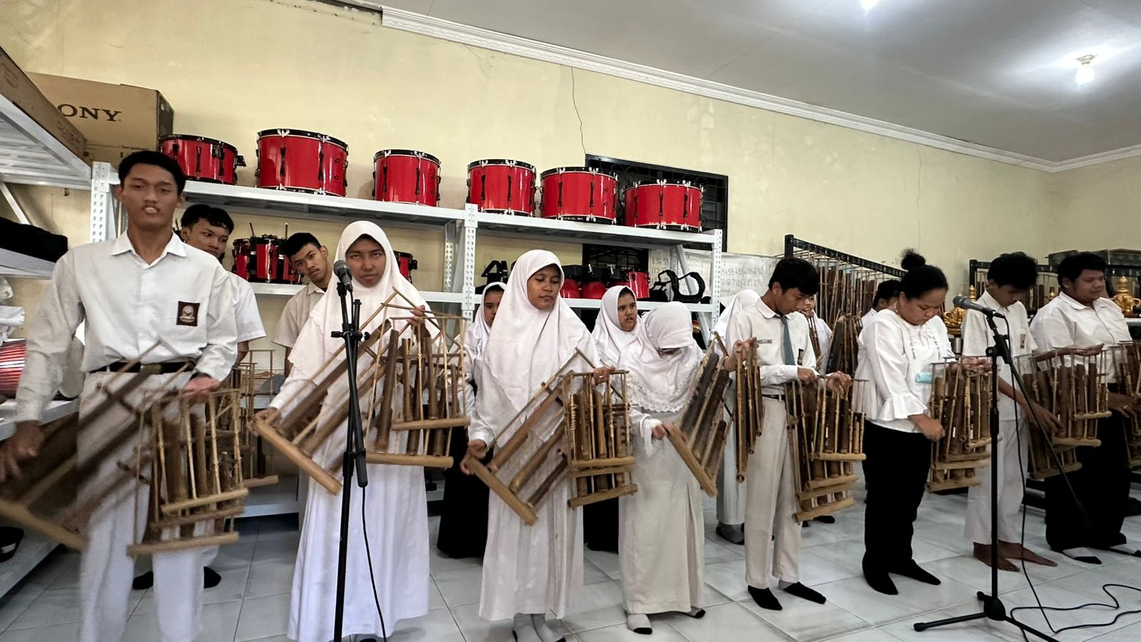 Melalui Angklung, Siswa SLBN Gedangan Terapi dan Belajar Mengembangkan Diri