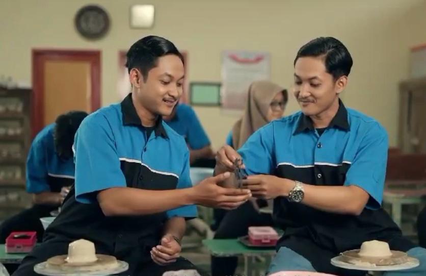 Rio dan Dhio, Si Kembar Alumni Kriya Keramik SMKN 5 Yogyakarta Kembangkan Usaha Luthuk Keramik