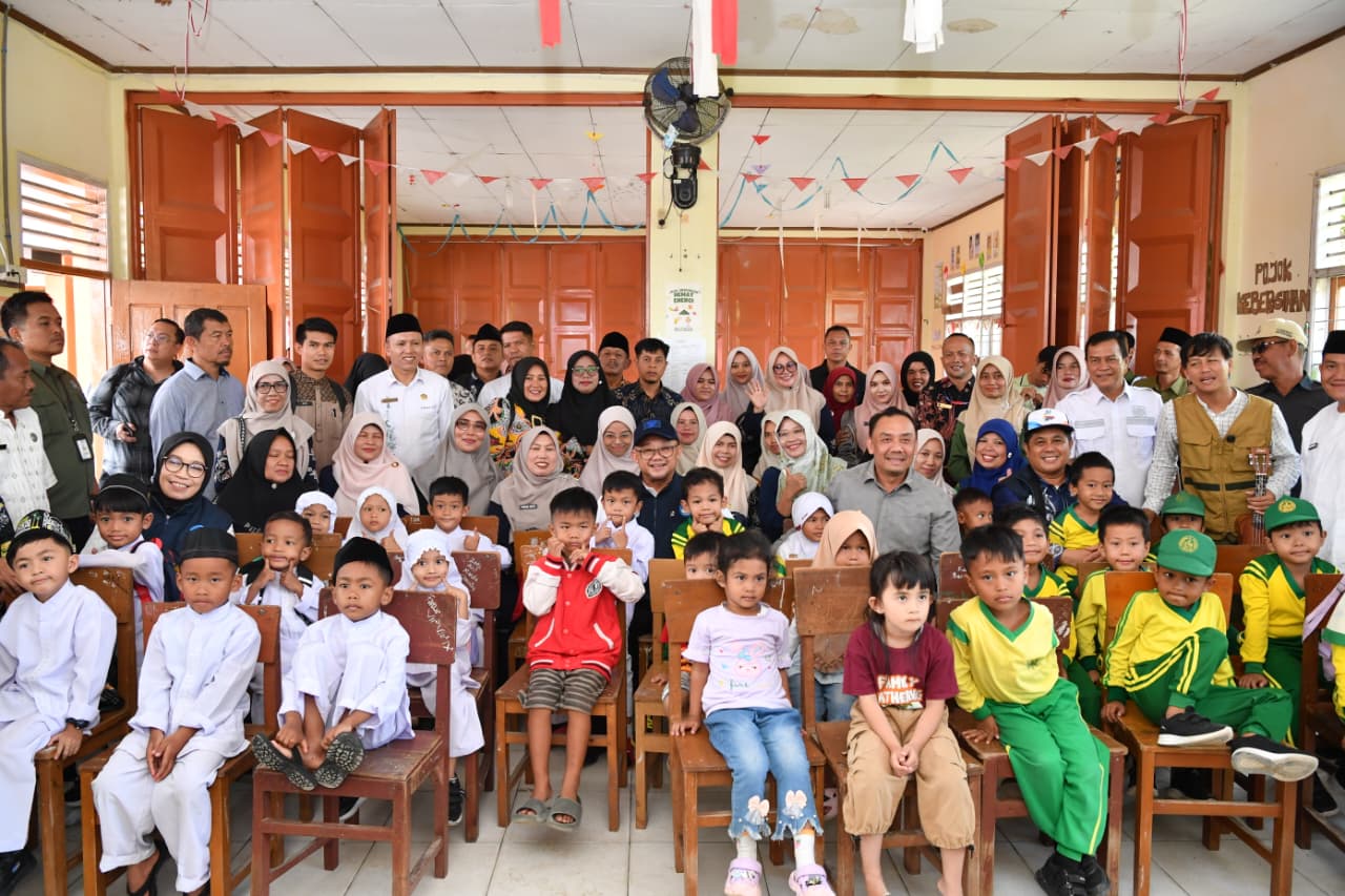 Momen Mendikdasmen Bersama Murid PAUD di Kelas Psikososial Terdampak Banjir di Kabupaten Agam