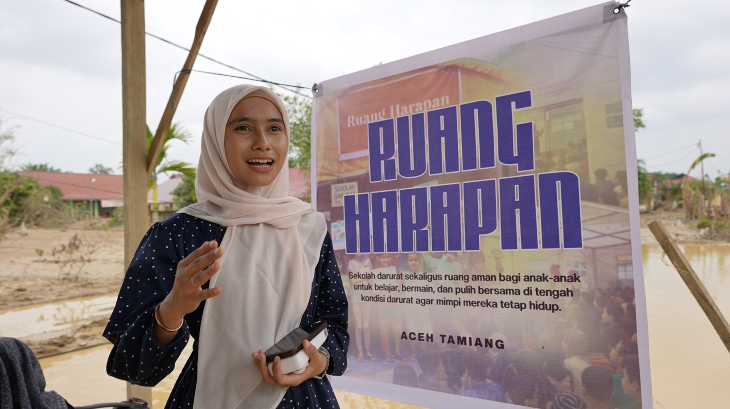 Cerita Amelia Pratiwi, “Tinggalkan Kuliah” Demi Buka Sekolah Darurat untuk Anak Pengungsi di Aceh Tamiang