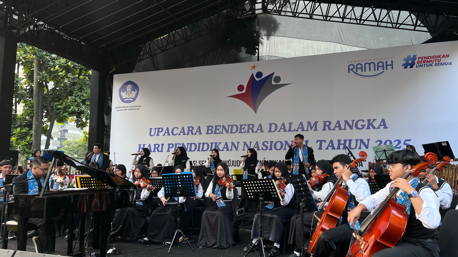 Gemakan Kebiasaan Anak Indonesia Hebat, Orkestra SMK TI Muhammadiyah Cikampek Tampil Menawan pada Upacara Hardiknas 2025