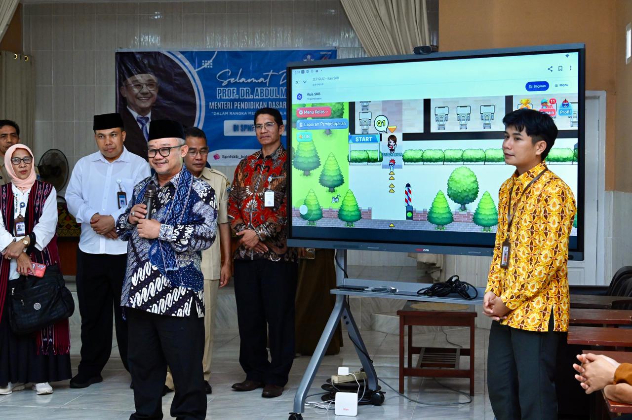 Menteri Mu’ti: Papan Interaktif Digital Membuat Pembelajaran Menjadi Menarik dan Memicu Kreativitas
