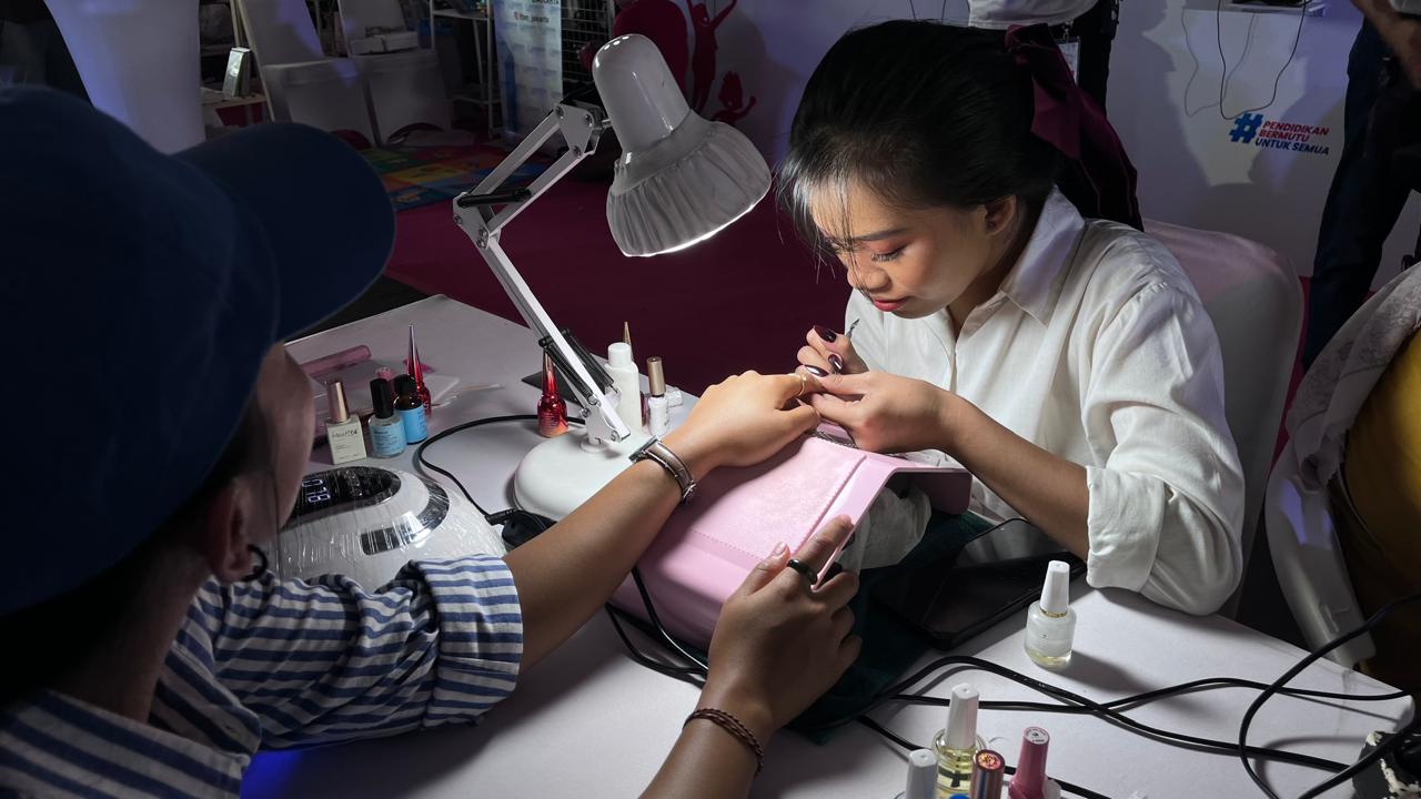 Mandiri dengan Kursus, Nail Artist di Festival Harmoni Bintang Bisa Bayar Kuliah