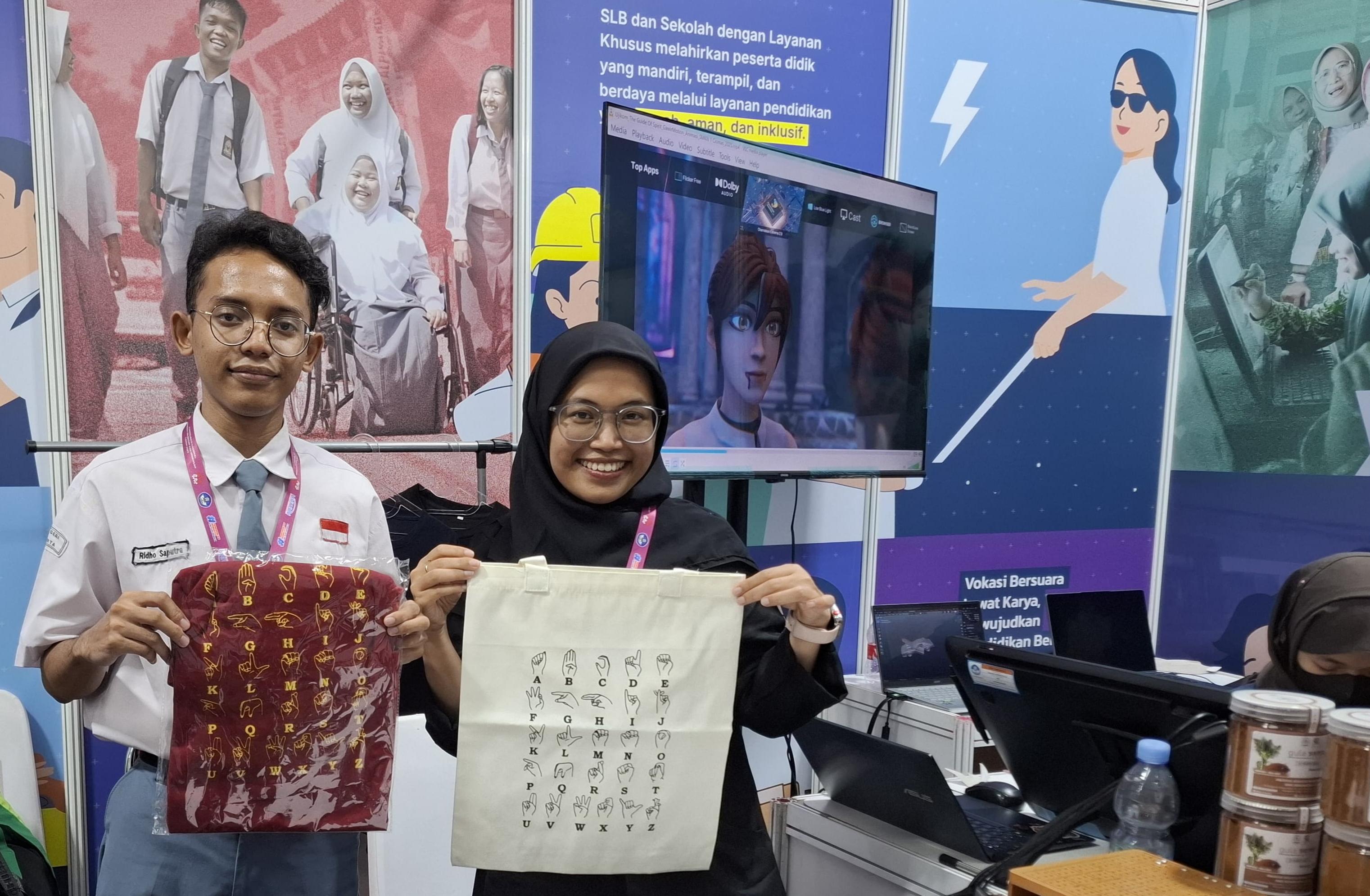 Bisa Belajar Bahasa Isyarat, Produk Sablon Siswa SLBN 1 Jakarta Laris Manis di Pameran Konsolnas Dikdasmen 2025