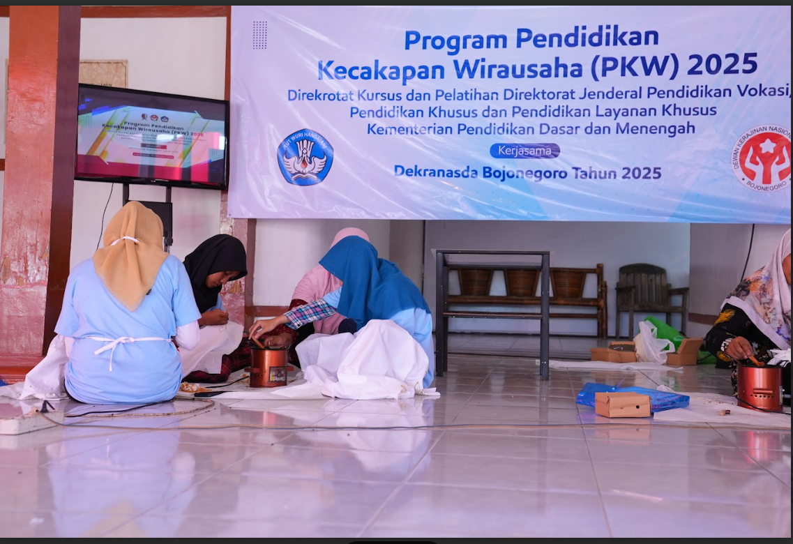 Melalui Program PKW, Anak-anak Komunitas Samin Dilatih Berwirausaha Angkat Potensi Batik Samin
