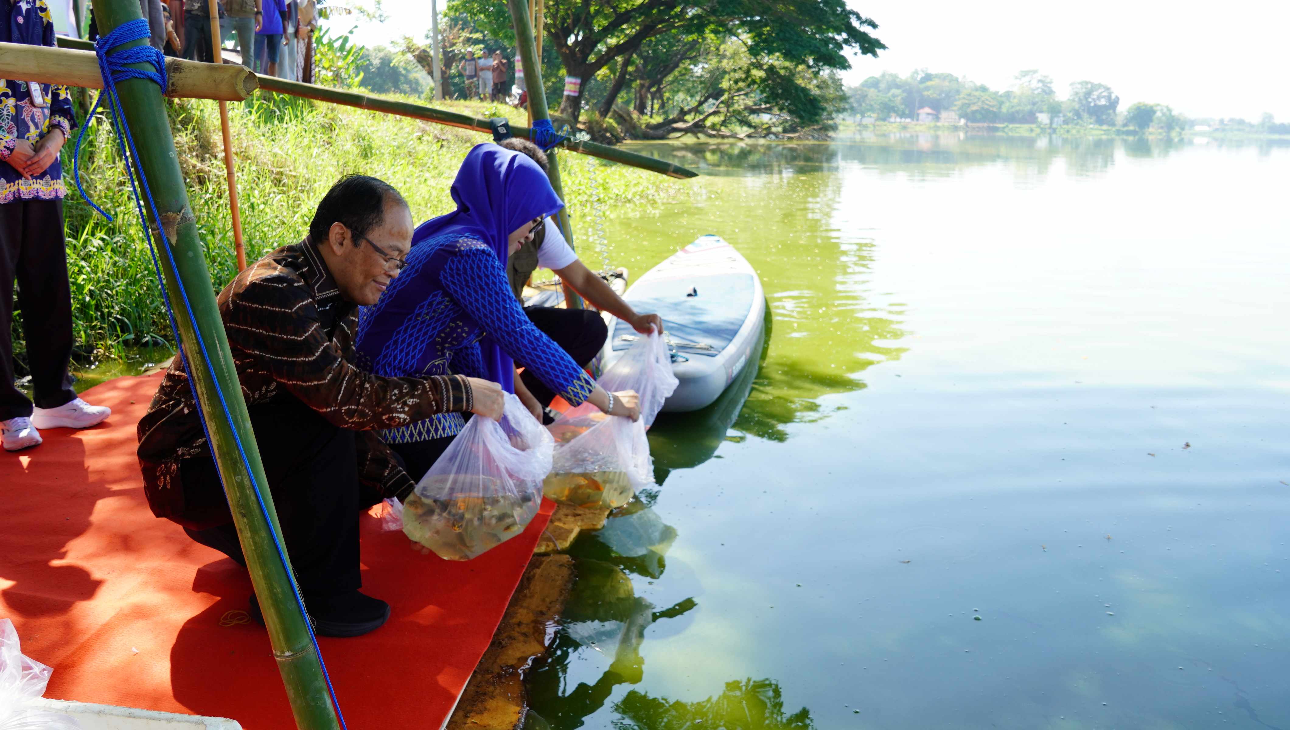 Perkuat Ketahanan Pangan Daerah, BPPMPV KPTK Tebar Benih Ikan Hasil Upskilling dan Reskilling Guru Vokasi