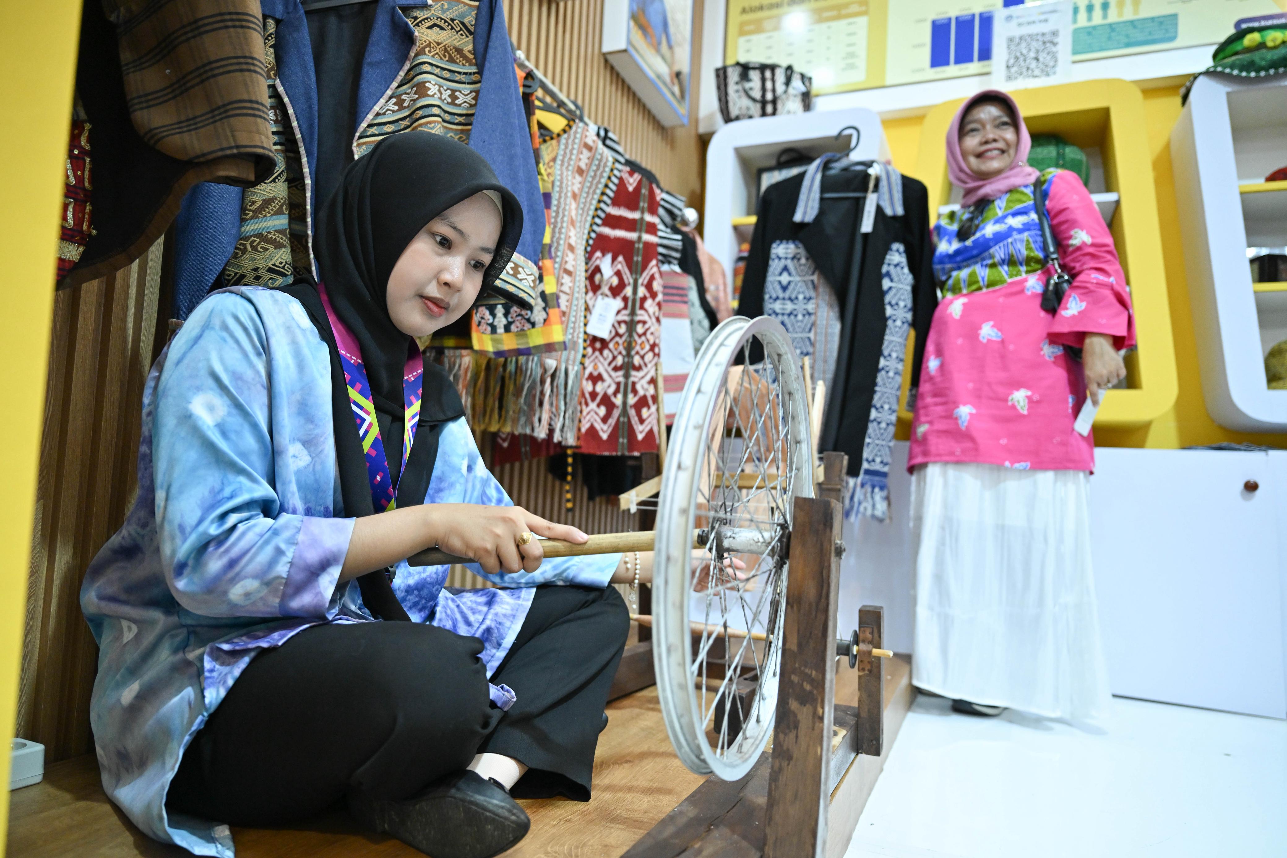 Wujud Nyata Dukung Industri Kreatif, Praktik Baik PKW Tekun Tenun Meriahkan HUT Ke-45 Dekranas