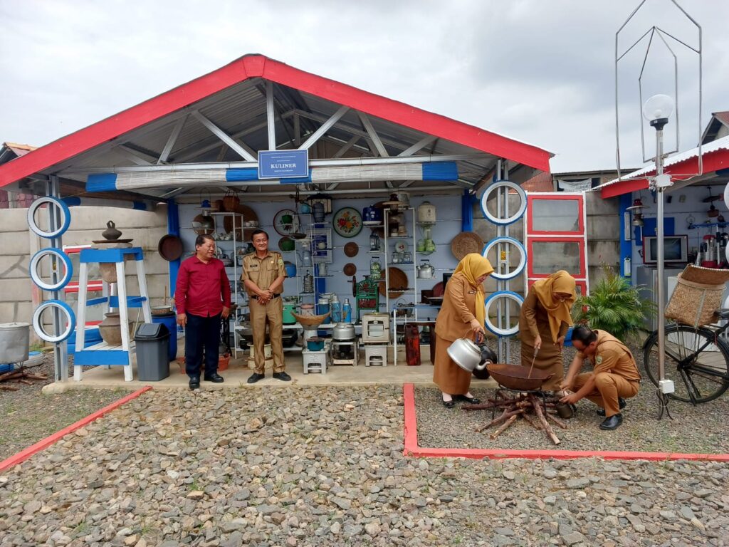 Perpustakaan Luar Ruangan, SMKN 8 Palembang Hadirkan Jejak Teknologi dari Masa ke Masa