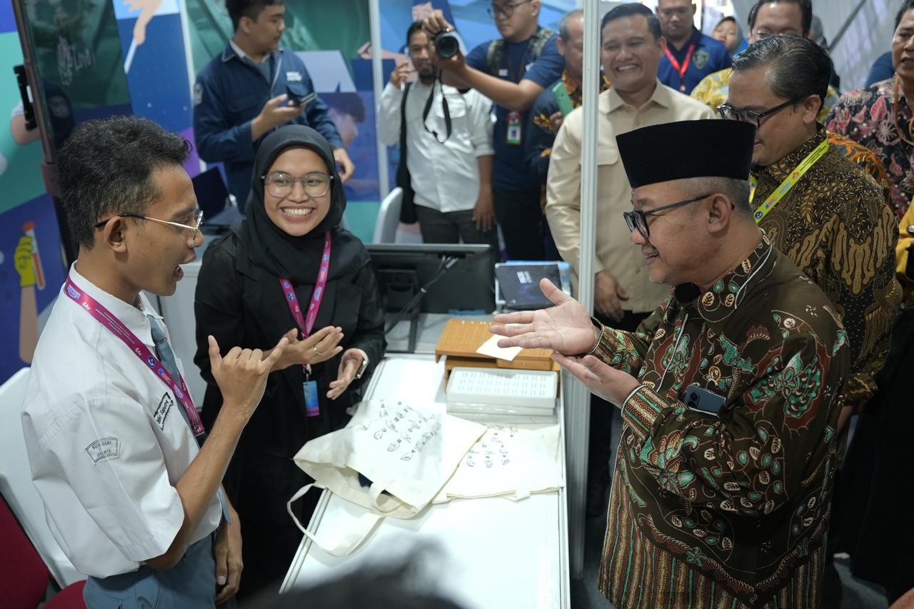 Ini Alasan Penerjemah Bahasa Isyarat Mengenakan Baju Hitam Saat Bertugas