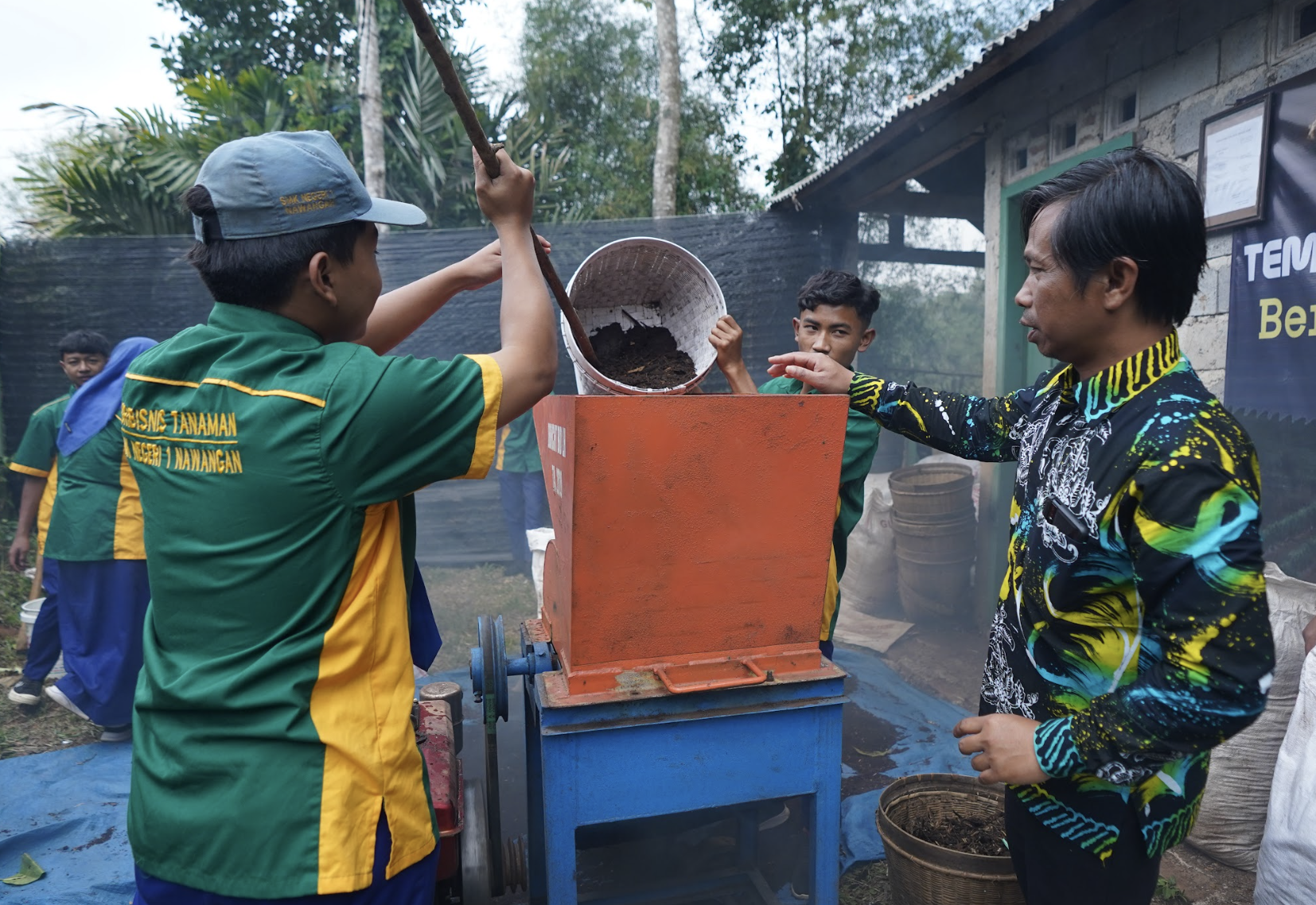 Cara Membuat Pupuk Organik dari Kotoran Hewan ala SMKN 1 Nawangan