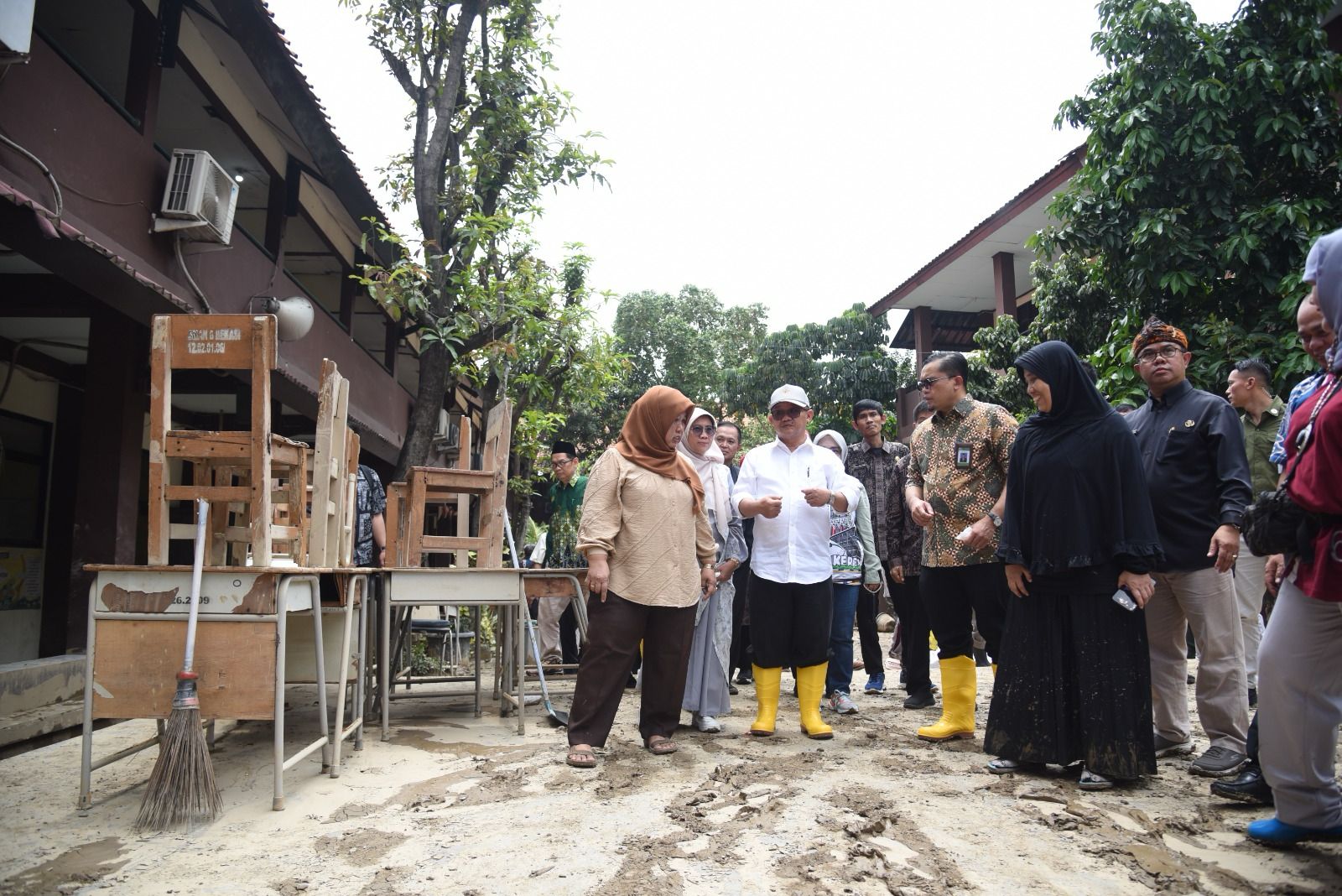 Tanggap Darurat Bencana Banjir, Mendikdasmen Berikan Bantuan Dana Pada Sekolah serta Perlengkapan Belajar kepada Siswa yang Terdampak