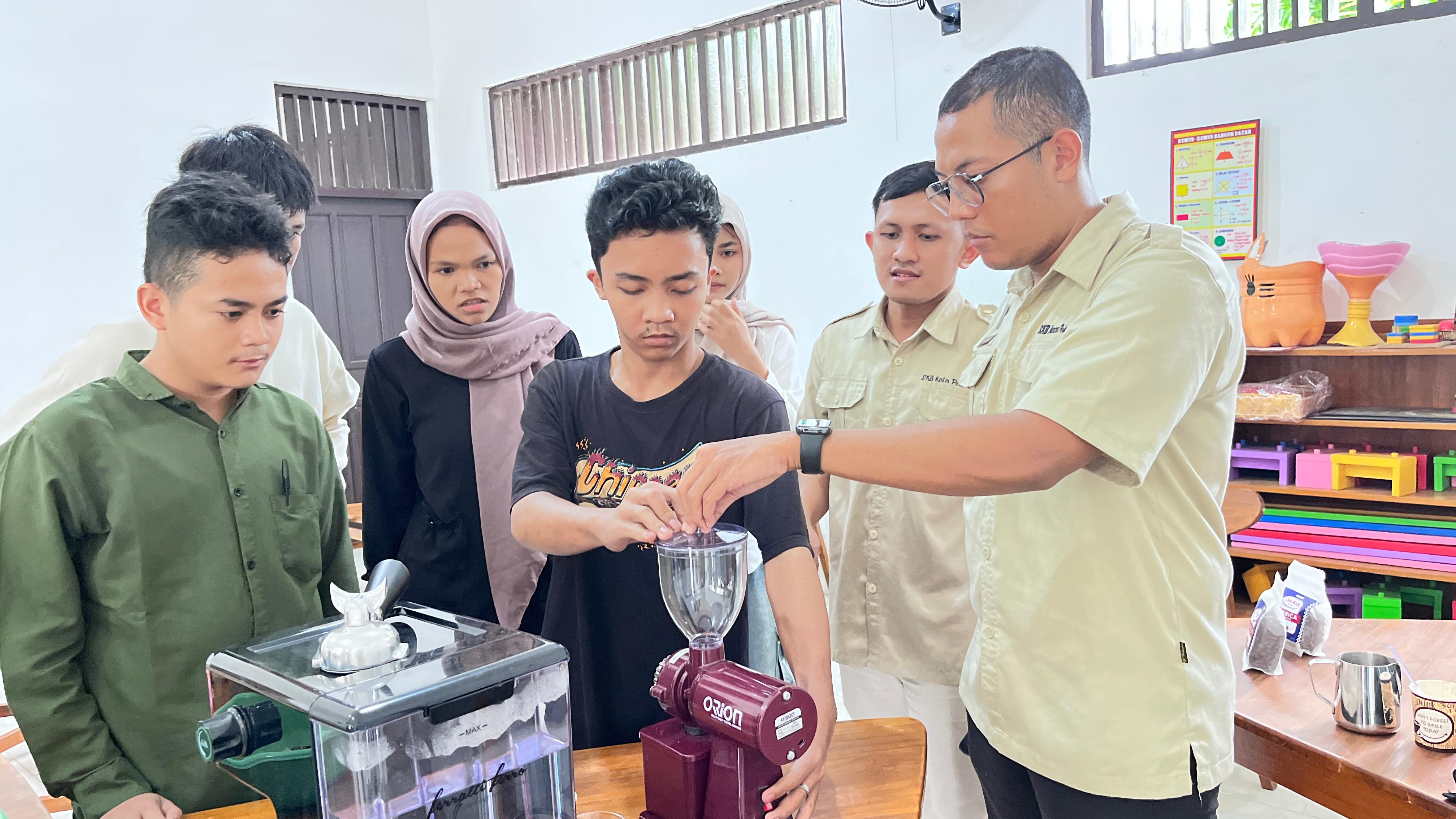 Gandeng Mitra, SKB Kota Pekalongan Seduh Semangat Baru Lewat Pelatihan Barista Dasar