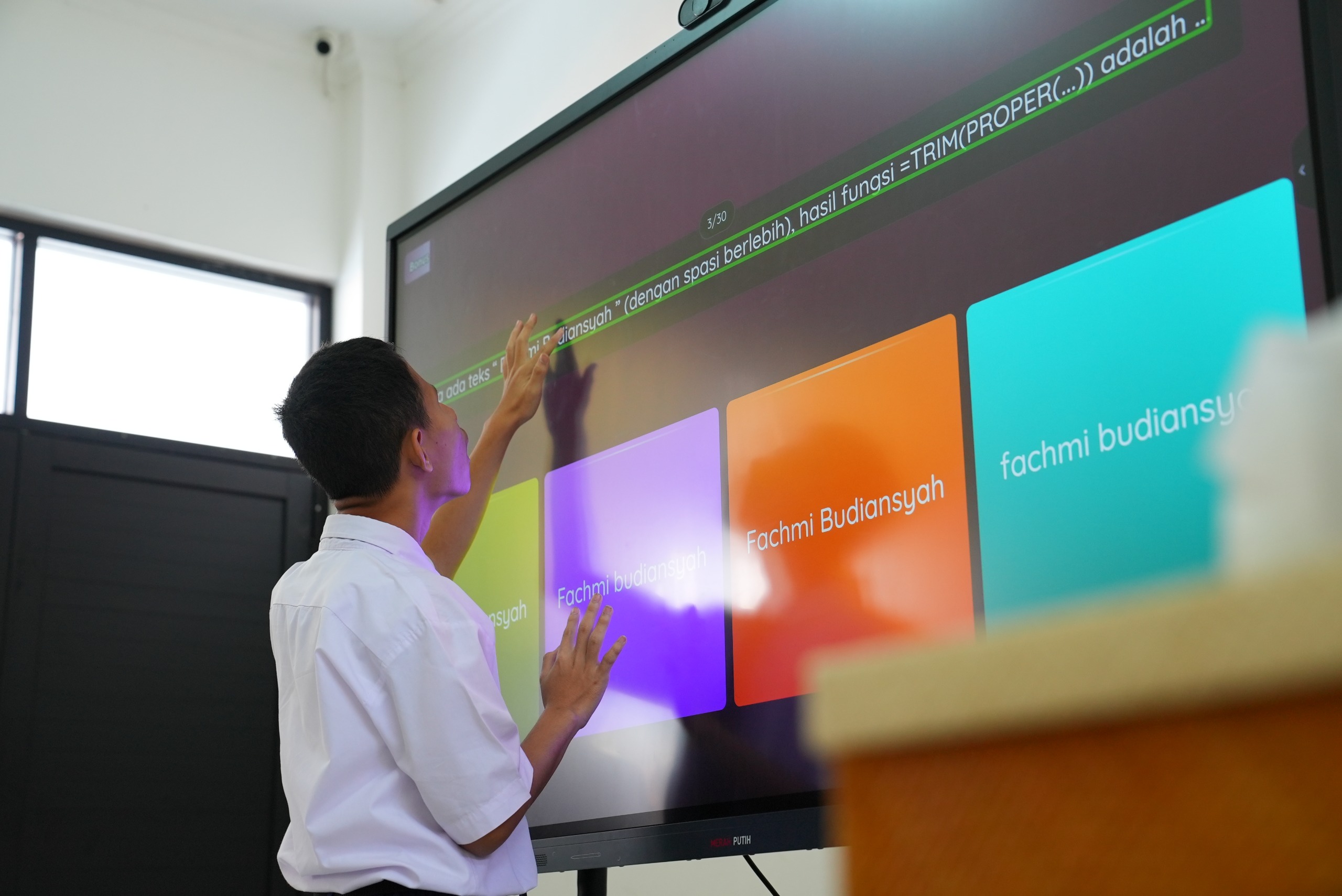 Fitur Ramah Disabilitas Papan Interaktif Digital Mudahkan Belajar Murid Tunanetra