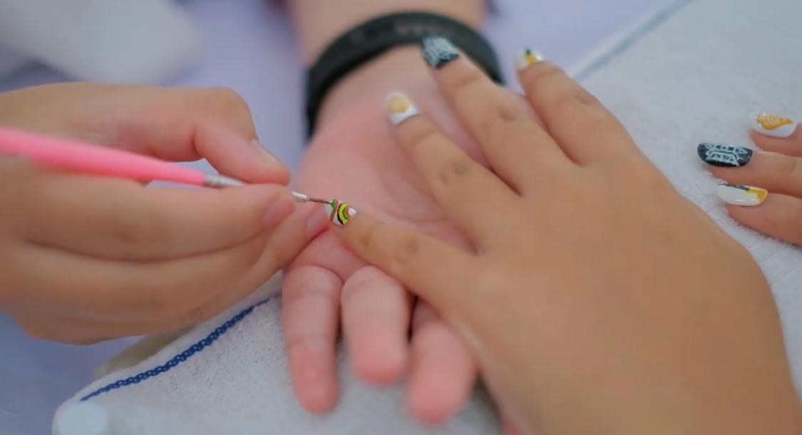 Estetik dan Bermakna, Ragam Motif Khas Aceh jadi Inovasi Pembelajaran Nail Art di SMKN 3 Banda Aceh