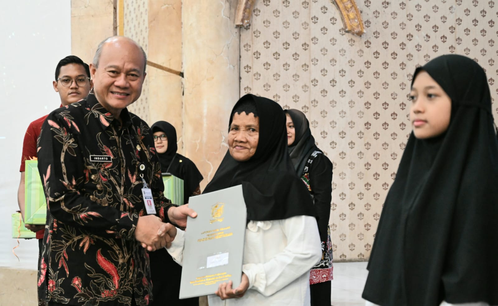 1.008 Warga Belajar Banjarnegara Terima Ijazah, Lulusan Tertua Berusia 69 Tahun