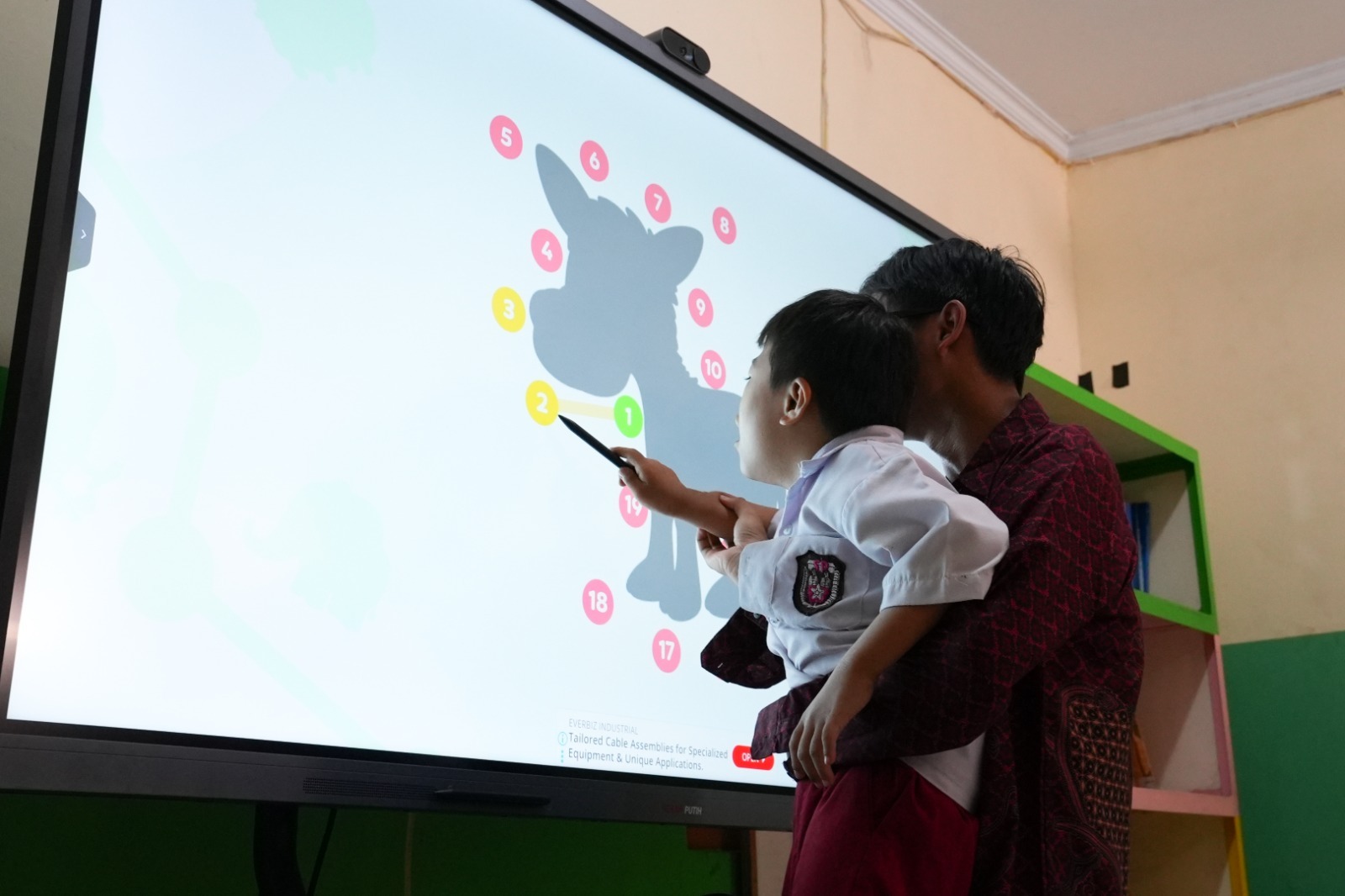 Murid ABK Lebih Fokus dan Percaya Diri, Guru dan Orang Tua Rasakan Manfaat TV Interaktif